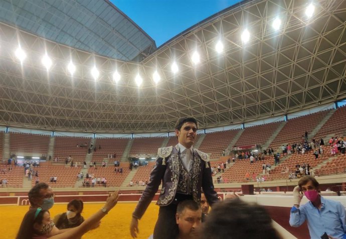 Guillermo Hermoso de Mendoza sale por la puerta grande de La Ribera tras cortar tres orejas en la primera de feria de San Mateo en Logroño