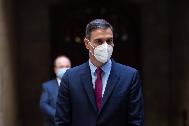 El presidente del Gobierno, Pedro Sánchez, a su salida de la reunión con el president de la Generalitat en el Palau de la Generalitat y antes de que se celebre la segunda reunión de la mesa del diálogo entre el Gobierno central y el Govern catalán, a 15 d