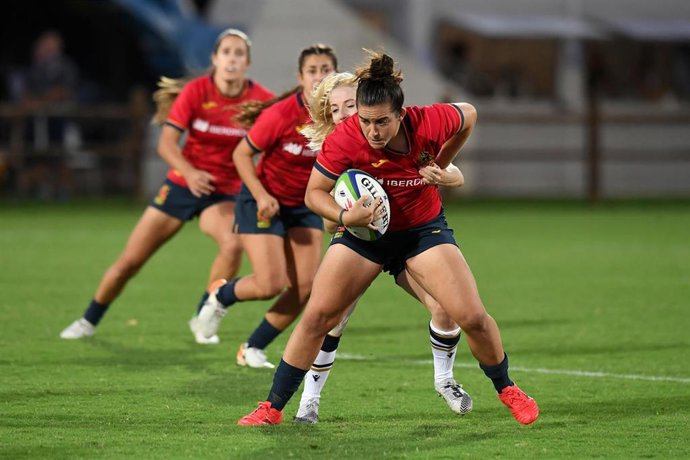 Patricia García intenta zafarse de una rival en el España-Escocia de la fase de clasificación para el Mundial 2022