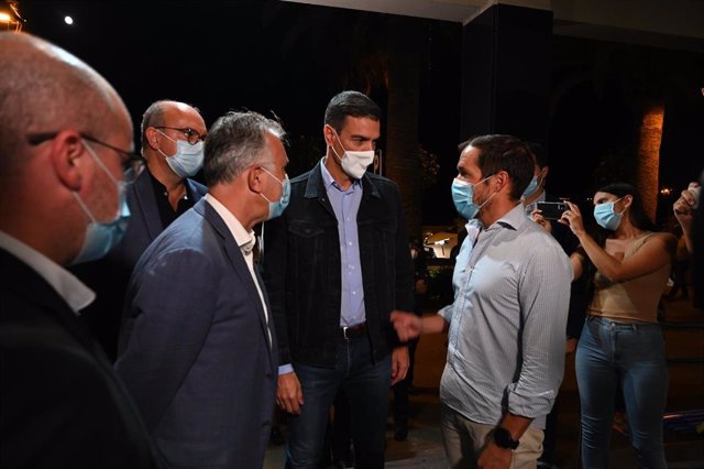 El jefe del Ejecutivo, Pedro Sánchez, junto al presidente canario, Ángel Víctor Torres, a su llegada a La Palma.