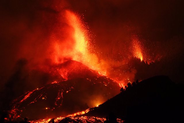 Una boca eruptiva expulsa lava y piroclastos en la zona de Cabeza de Vaca, a 19 de septiembre de 2021, en El Paso, La Palma, Santa Cruz de Tenerife, Islas Canarias, (España).
