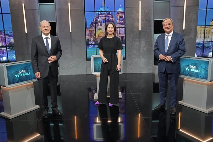 19 September 2021, Berlin: (L-R) German Chancellor candidates, Olaf Scholz, Social Democratic Party of Germany (SPD) and German Minister of Finance, Annalena Baerbock, leader of the Buendnis 90/Die Gruenen (ALliance 90/The Greens), and Armin Laschet, of