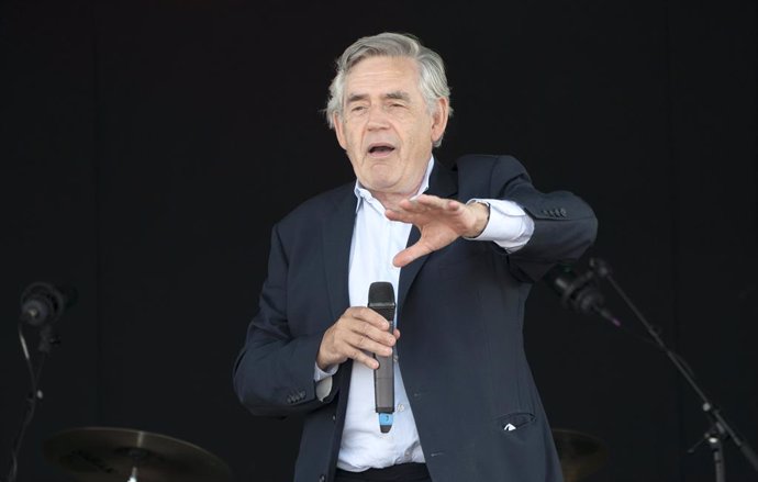 28 August 2021, United Kingdom, Kelty: Former UK Prime Minister Gordon Brown speaks to the crowds and competitors at the Scottish Coal Carrying Championships in Kelty in Fife. Photo: Jane Barlow/PA Wire/dpa