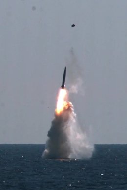 HANDOUT - 15 September 2021, South Korea, ---: South Korea's indigenous submarine-launched ballistic missile (SLBM) during a test-fired from the Navy's 3,000-ton-class Dosan Ahn Chang-ho submarine. Photo: -/Ministry of National Defense via YNA/dpa - ATT