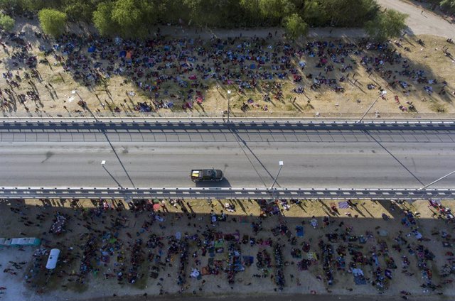 16 September 2021, US, Del Rio: Migrants gather under and around the international bridge connecting Del Rio, Texas and Ciudad Acuna, Mexico as they wait to be processed by immigration officials. Photo: -/SanAntonio Express-News via ZUMA/dpa