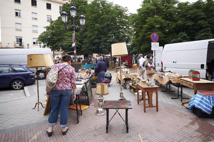 Archivo - Varias personas visitan la Feria de Desembalaje de Los Sábados del Rastro, a 5 de junio de 2021, en Madrid