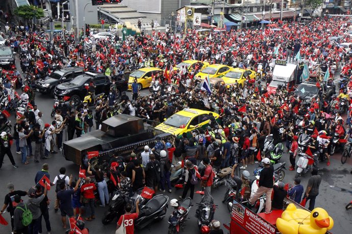19 September 2021, Thailand, Bangkok: Pro-democracy protesters take part in a car mob rally demanding Thai Prime Minister, Prayut Chan-o-cha, to step down. Photo: Chaiwat Subprasom/SOPA Images via ZUMA Press Wire/dpa