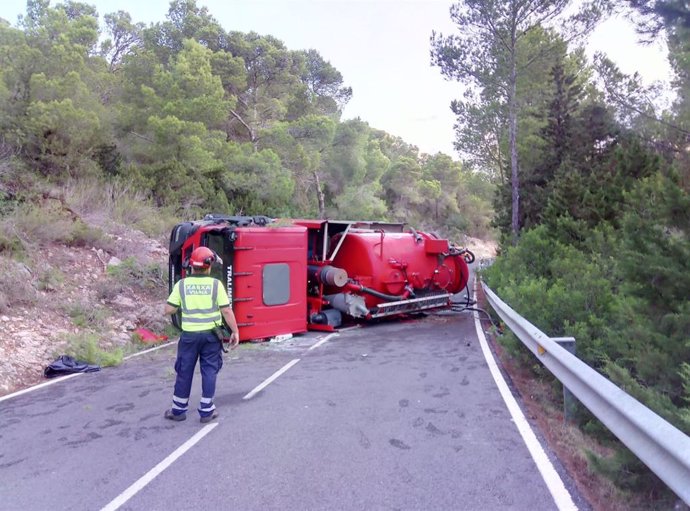 Camión en la carretera entre Sant Carlos y Sa Cala, en Ibiza.