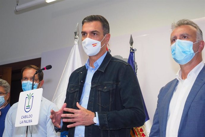 El presidente del Gobierno, Pedro Sánchez, y el presidente de Canarias, Ángel Víctor Torres, en una rueda de prensa tras la erupción volcánica en La Palma