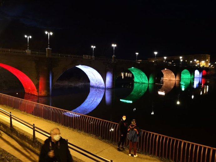 Archivo - El Puente de Piedra de Logroño, en una prueba de iluminación con luces de colores en sus arcos.