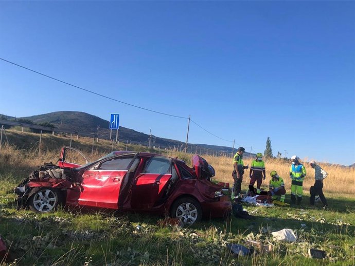 Tres heridos moderados y uno leve en un accidente en Piñuecar tras caer por un terraplen con su vehículo