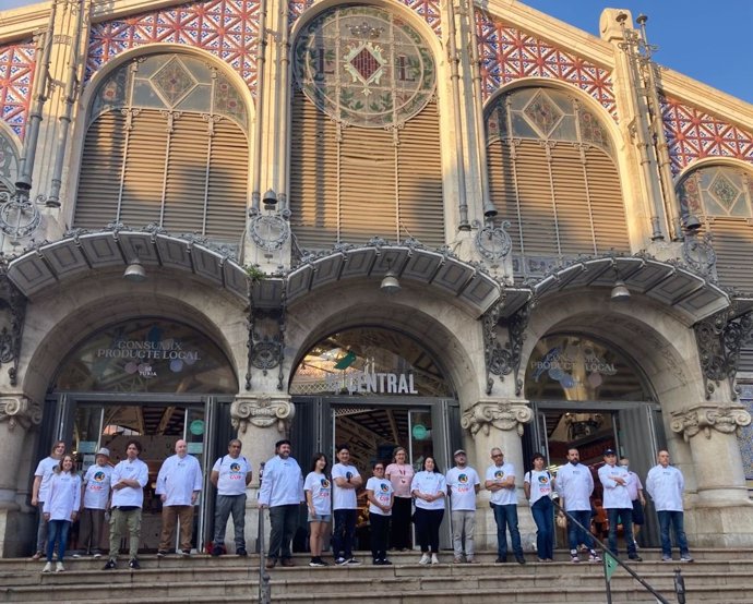 Els finalistes de World Paella Day compren en el Mercat Central