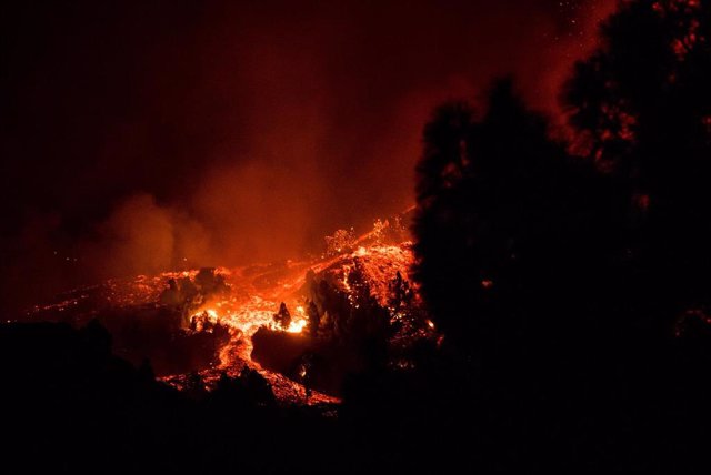 19 September 2021, Spain, La Palma: Lava and smoke comes out of the volcano Cumbre Vieja on the Canary island of La Palma. 