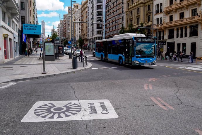 Archivo - Una señal de Madrid Central en la carretera, a 11 de mayo de 2021, en Madrid (España). 