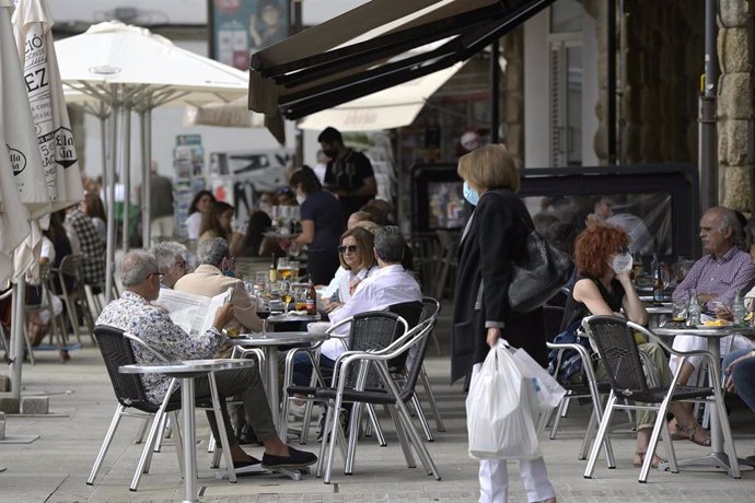 Varias personas en la terraza de un bar en Galicia.