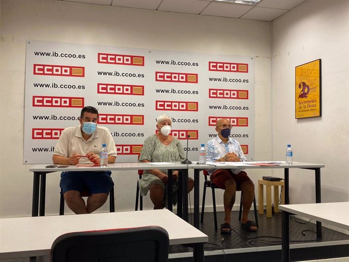 El secretario de organización de sanidad y servicios sociosanitarios de CCOO, Antonio Jesús García, la delegada de residencias, María Carmen Jover, y el delegado de la Federación de Sanidad de CCOO, Juan Pons. 