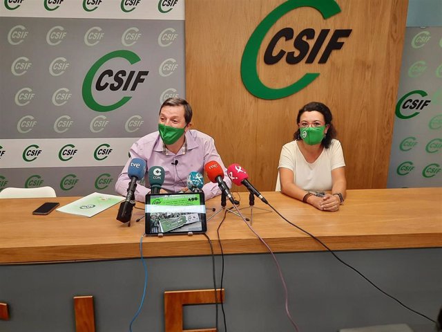 Miembros de CSIF Extremadura, entre ellos el presidente, Benito Román, en rueda de prensa para plantear reclamaciones a la Junta sobre los empleados públicos