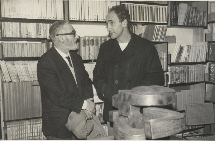 Oteiza y Chillida en la librería-galería  Espelunca en San Sebastián. 1965.