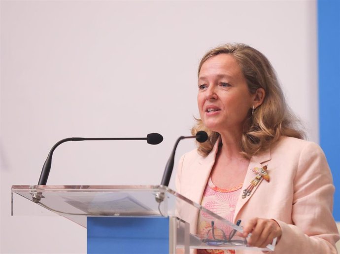 La vicepresidenta primera del Gobierno y ministra de Asuntos Económicos y Transformación Digital, Nadia Calviño,  este lunes en Sevilla.