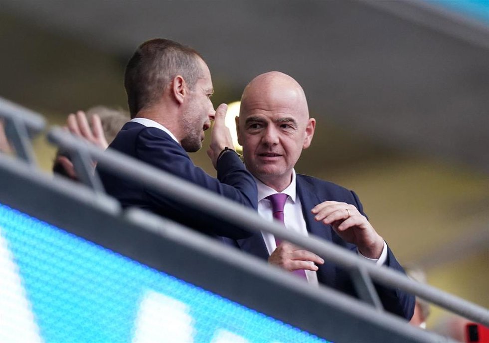 Archivo - El presidente de la UEFA, Aleksander Ceferin, con el presidente de la FIFA, Gianni Infantino