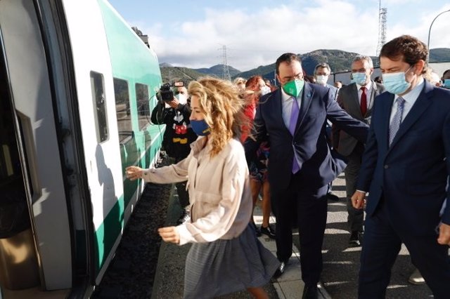 La ministra de Transportes, Raquel Sánchez, sube al tren de alta velocidad para cruzar la variante de Pajares