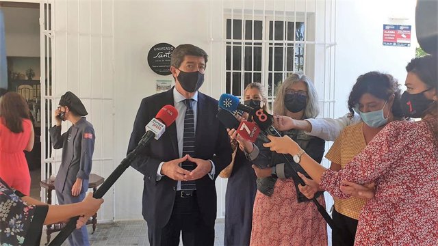 Juan Marín atiende a la prensa en Jerez