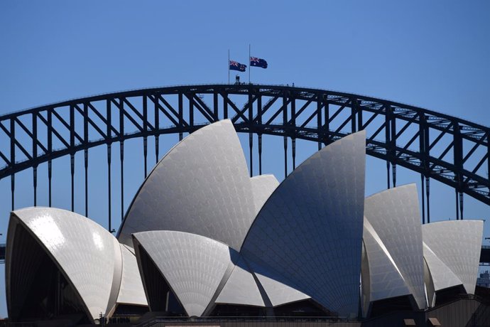 Archivo - The Australian flag is seen half mast on the Sydney Harbour Bridge, following the death of Prince Philip, Duke of Edinburgh, in Sydney, Saturday, April 10, 2021. (AAP Image/Mick Tsikas) NO ARCHIVING