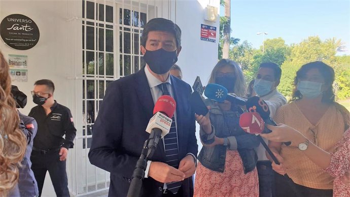 Juan Marín atiende a la prensa en Jerez en Universo Santi