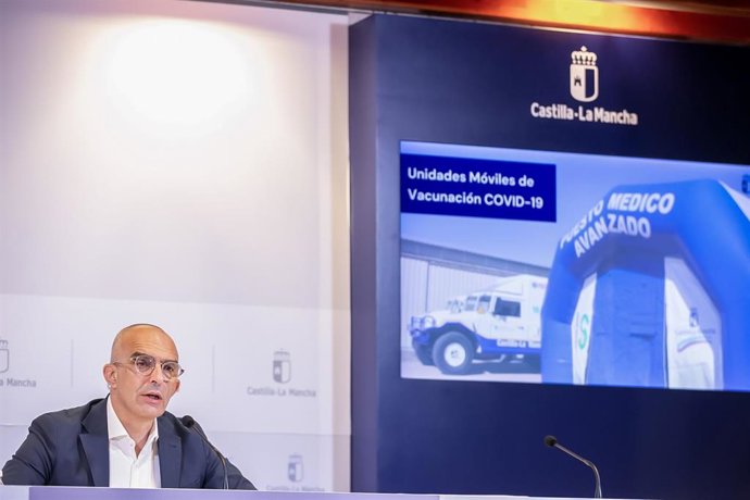 El director general de Salud Pública, Juan Camacho, informa sobre la puesta en marcha de los puntos de vacunación móviles contra el COVID-19.