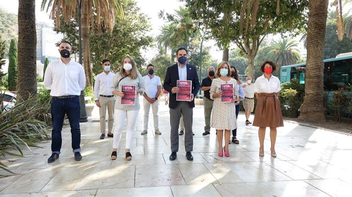 El portavoz municipal del PSOE, Daniel Pérez, junto con ediles socialistas en rueda de prensa