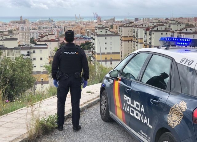 Un policía nacional frente al distrito Norte de Málaga