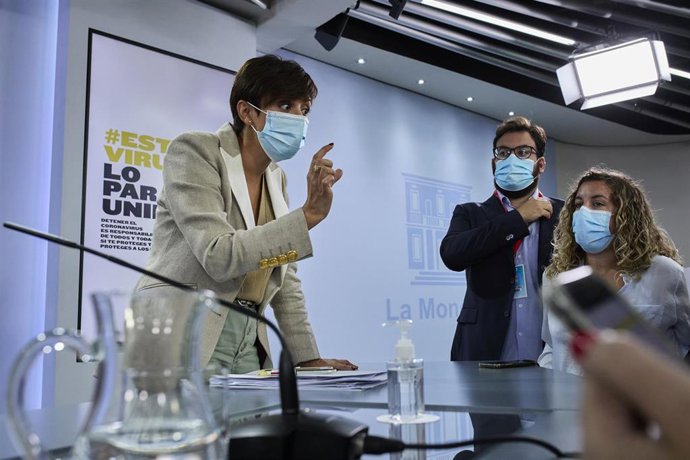 La ministra Portavoz, Isabel Rodríguez, conversa con los periodistas al término de una rueda de prensa posterior al Consejo de Ministros celebrado en Moncloa, a 14 de septiembre de 202.