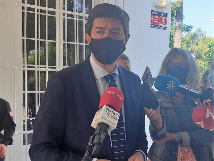 Juan Marín atendiendo a los periodistas