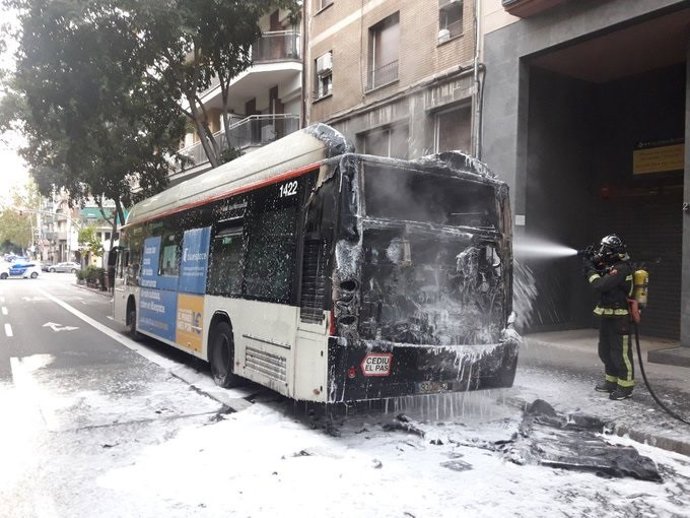 Se incendia un autobús de la línea D50 en Barcelona sin provocar heridos