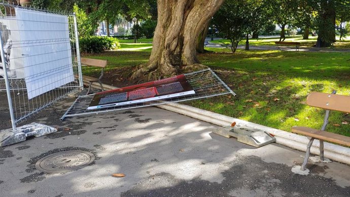 Actos de vandalismo na exposición de Acampa pola Paz