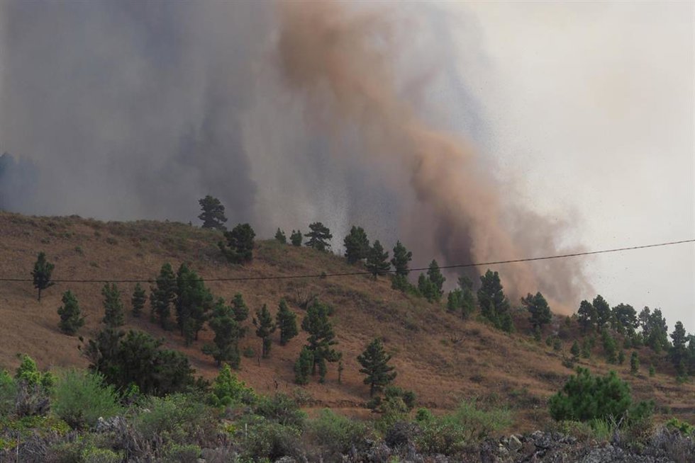Una boca eruptiva expulsa lava y piroclastos en la zona de Cabeza de Vaca, en El Paso, La Palma