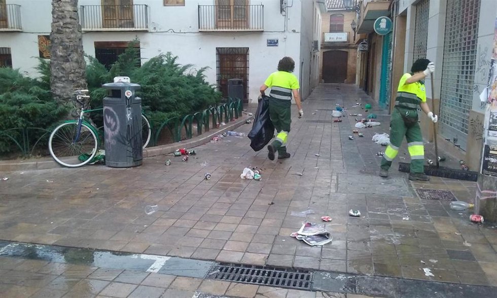 Archivo - Limpieza tras un botellón