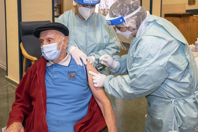 Archivo - Vacunas, residencias, vacunación