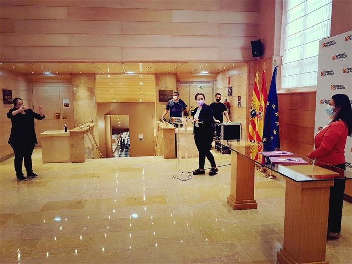 Firma del convenio entre el IAM y la Agrupación de Personas Sordas de Zaragoza y Aragón.