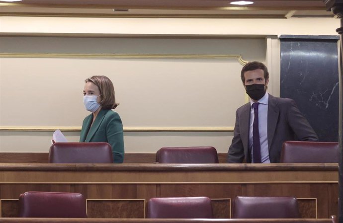 La portavoz del PP en el Congreso, Cuca Gamarra, y el líder del PP, Pablo Casado, a su llegada a una sesión de control al Gobierno en el Congreso de los Diputados, a 15 de septiembre de 2021, en Madrid, (España). En esta sesión, la primera del nuevo cur