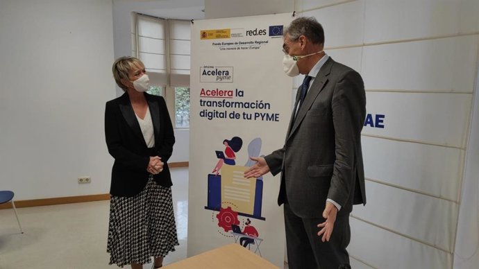 La secretaria de Estado de Digitalización, Carme Artigas, y el presidente de FAE, Miguel Ángel Benavente.