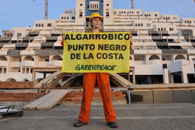 Archivo - Una activista de Greenpeace en El Algarrobico, en Carboneras (Almería)