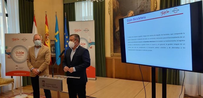 Aurelio Martín, concejal de Medio Ambiente y Movilidad de Gijón, Juan José Piniella (Emtusa), en la presentación de un servicio de alquiler de bicis