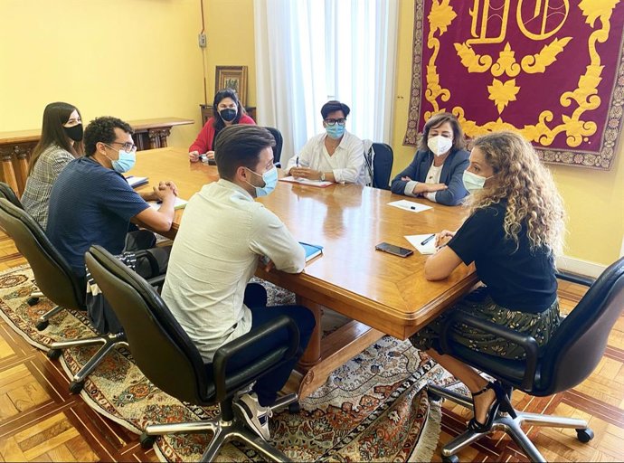 Reunión de la delegada del Gobierno con representantes de Cruz Roja, Movimiento por la Paz y Nueva Vida, que atienden a los refugiados afganos