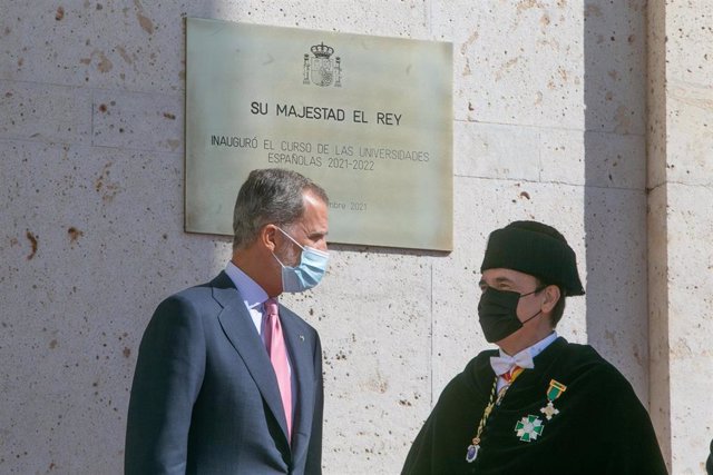 El Rey de España, Felipe VI, con  el rector de la Universidad de Córdoba y presidente de la CRUE-Universidades Españolas, José Carlos Gómez Villamandos , en  la  inauguración de  el curso académico 2021-22 de las universidades españolas a 20 de septiembre