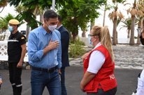 Pedro Sánchez saluda a una trabajadora de Cruz Roj
