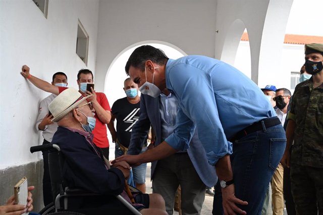 El presidente del Gobierno, Pedro Sánchez, ha visitado esta mañana el centro de acogida de afectados por la erupción volcánica en La Palma
