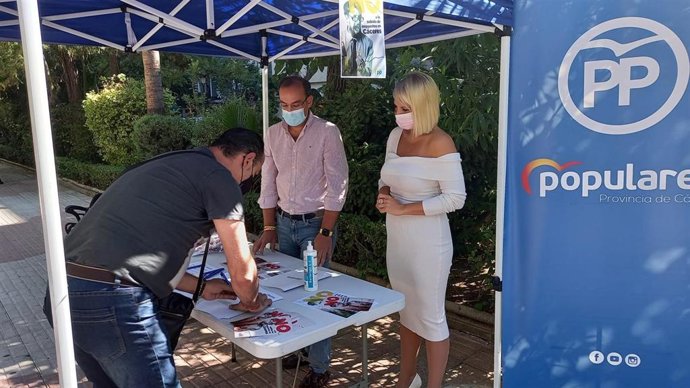 El PP instala una mesa en el Paseo de Cánocas para recoger firmas contra la subida de impuestos en Cáceres