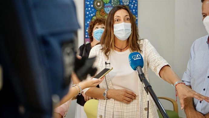 La secretaria general del PP-A, Loles López, atendiendo a los medios