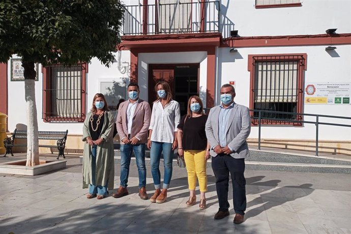 La delegada territorial de Turismo, Rosa Hernández, junto al alcalde de Benacazón, Pedro Oropesa, y parte de su equipo de gobierno a las puertas del Consistorio.